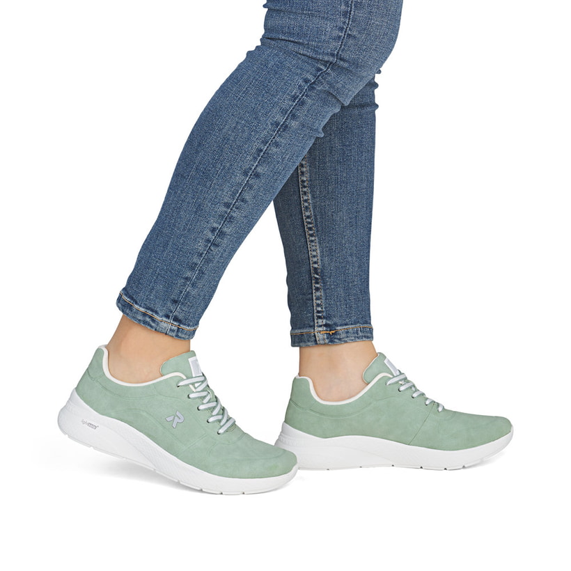 Grüne Rieker Damen Schnürschuhe M8501-52 mit einer herausnehmbaren Einlegesohle. Schuh am Fuß.
