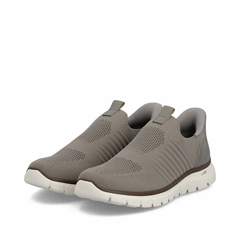 Beige Rieker Herren Slipper B6659-64 mit Ready2GO Slip-in Feature sowie Gummizug. Schuhpaar seitlich schräg.