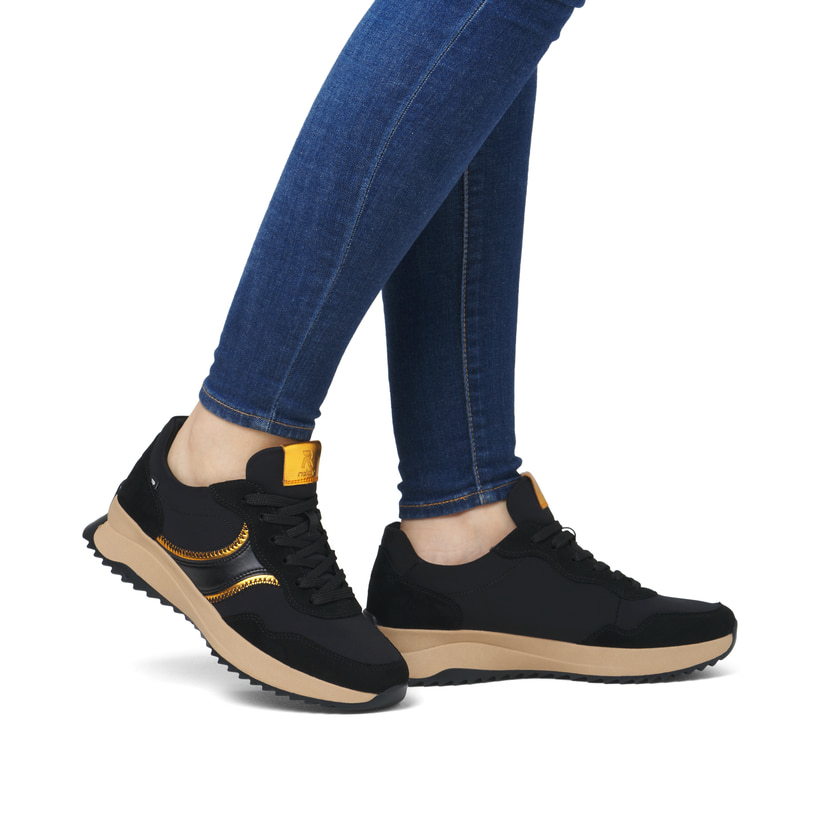 Baskets basses Rieker noires pour femme W1302-00 avec semelle durable. Chaussure au pied.