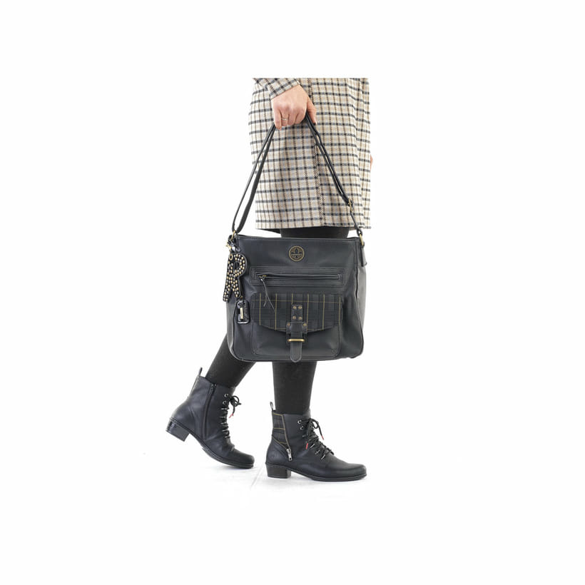 Rieker Handtasche H1340-00 in Schwarz mit karierter Optik, stylischem Anhänger, Reißverschluss und Handyfach. Getragen.