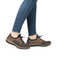 Braune Rieker Damen Slipper N3294-25 mit einer Gummischnürung. Schuh am Fuß.