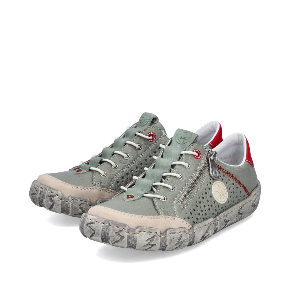 Khakifarbene Rieker Damen Slipper L0355-52 mit eleganten Zierlochungen. Schuhpaar seitlich schräg.