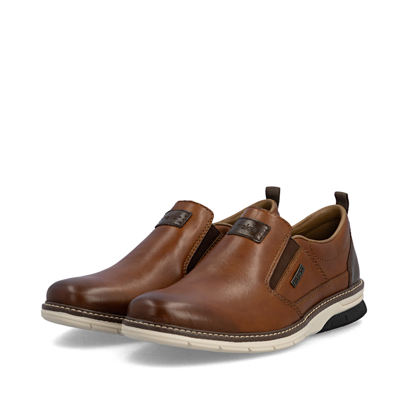 Braune Rieker Herren Slipper 14465-24 aus Glattleder. Schuhpaar seitlich schräg.