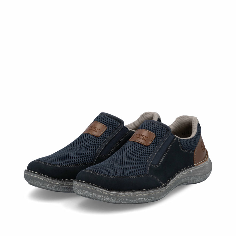 Blaue Rieker Herren Slipper 03053-14 mit einem Gummizug sowie der Extraweite H. Schuhpaar seitlich schräg.