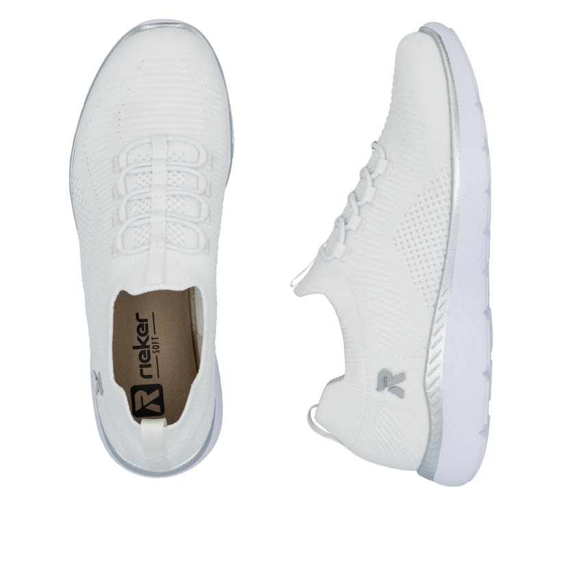 Weiße Rieker Damen Slipper M5074-80 mit Gummizug sowie einer ultraleichten Sohle. Schuh von oben, liegend.