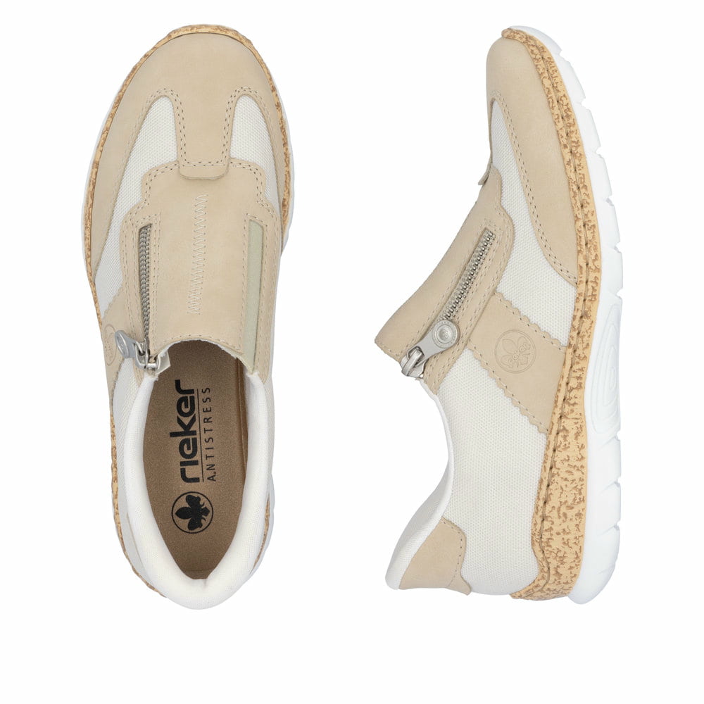 Chaussons Rieker beiges pour femme N42G5-60 avec option slip-in facile. Chaussure vue de dessus, couchée.