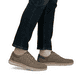 Braune Rieker Herren Schnürschuhe 10405-25 mit der Extraweite H. Schuh am Fuß.