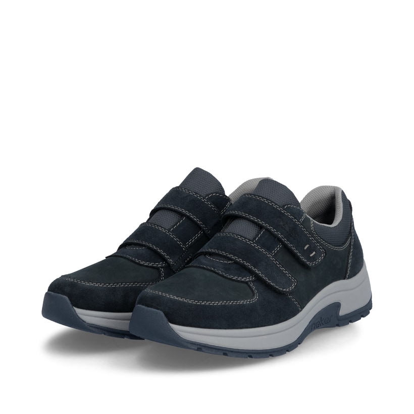 Blaue Rieker Herren Slipper 11051-14 mit Klettverschluss sowie der Extraweite H. Schuhpaar seitlich schräg.