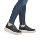 Schwarze Rieker Damen Sneaker Low W2301-00 aus Glattleder mit einer Schnürung. Schuh am Fuß.