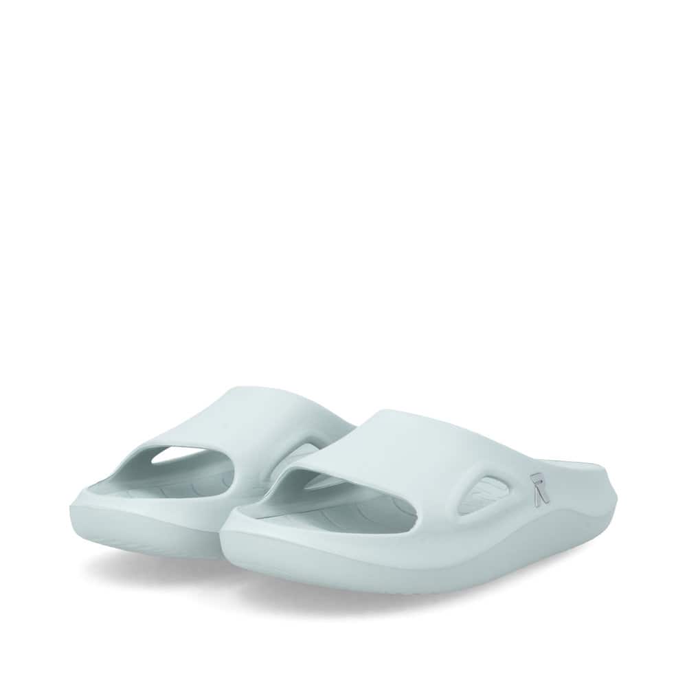 Grüne Rieker Damen Pantoletten W3450-53 mit flexibler und ultraleichter Sohle. Schuhpaar seitlich schräg.