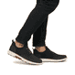 Schwarze Rieker Herren Slipper B3354-00 mit einem Gummizug sowie Extraweite H. Schuh am Fuß.