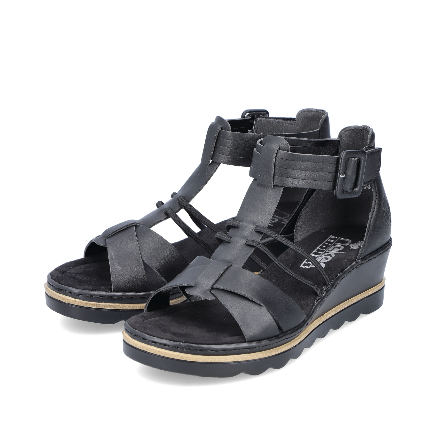 Schwarze Rieker Keilsandaletten 67480-01 mit trendigen Schnalle. Schuhpaar seitlich schräg.