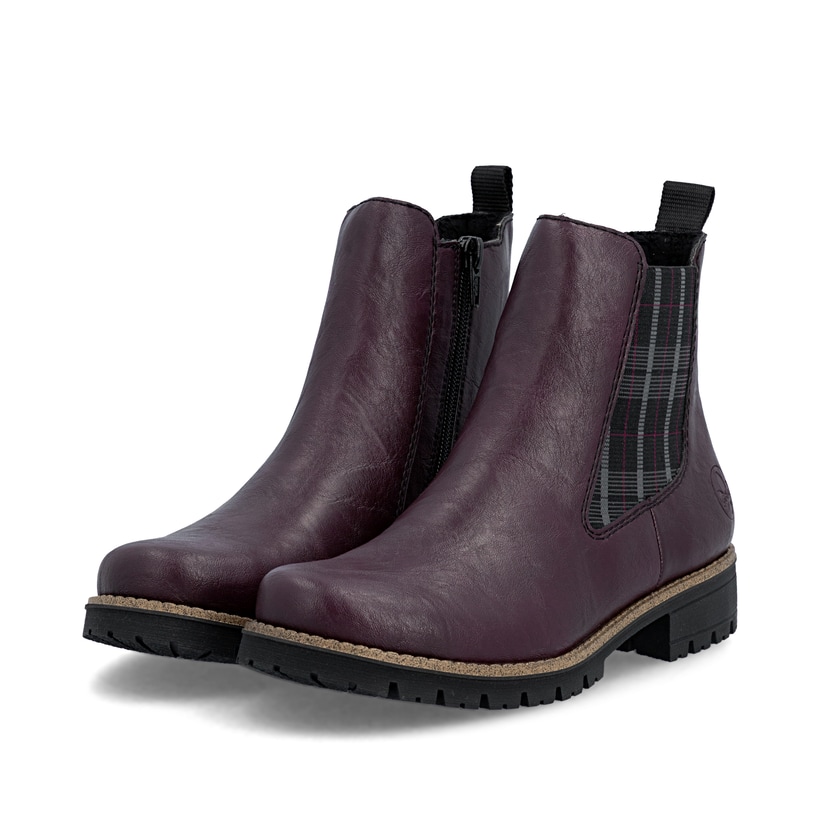 Brombeer-schwarze Rieker Damen Chelsea Boots 79592-30 mit einem Reißverschluss. Schuhpaar seitlich schräg.