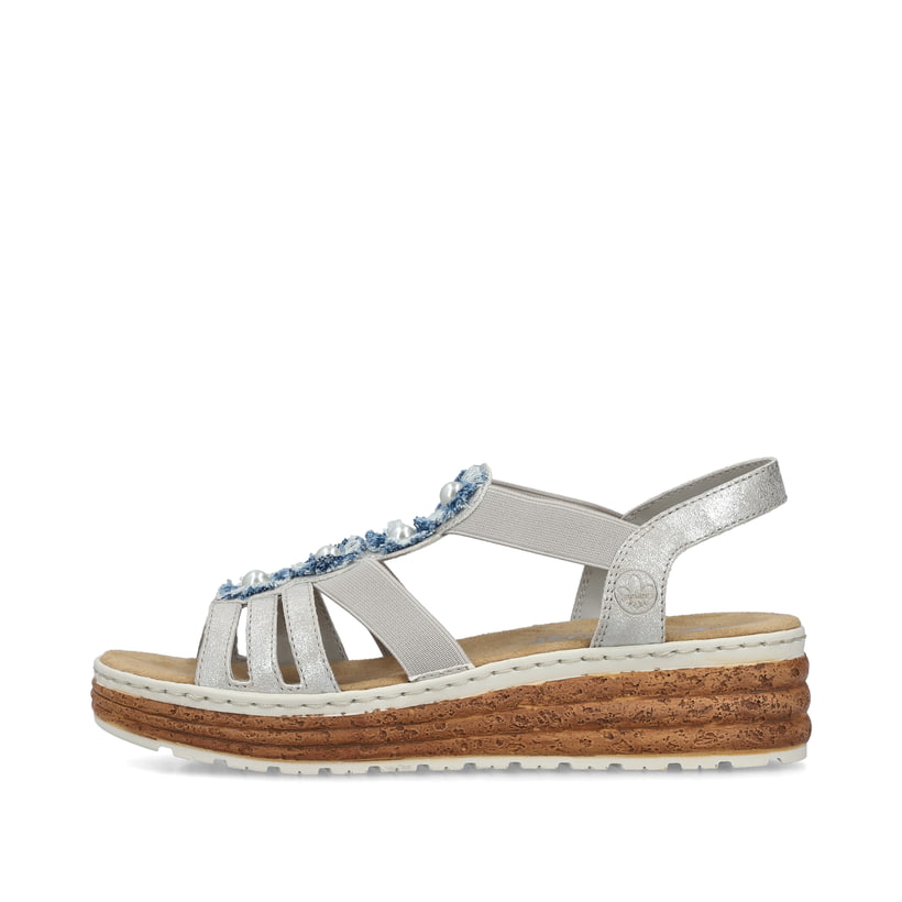 Graue Rieker Keilsandaletten 62771-40 mit Schmuckelementen sowie einem Gummizug. Schuh Außenseite.