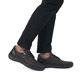 Schwarze Rieker Herren Schnürschuhe 03002-00 mit einem Reißverschluss. Schuh am Fuß.