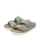 Grüne Rieker Damen Pantoletten 69850-52 mit Schnallen sowie einer leichten Sohle. Schuhpaar seitlich schräg.