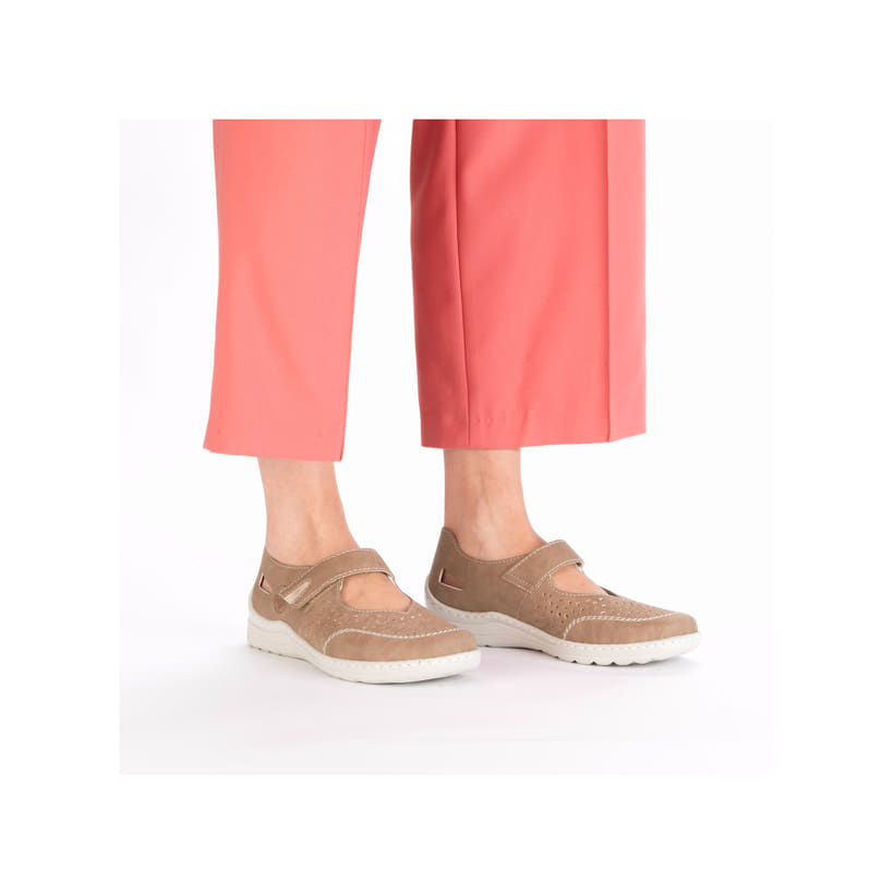 Ballerines Rieker beiges femme 48996-62 avec coutures modernes élégantes. Chaussure au pied.