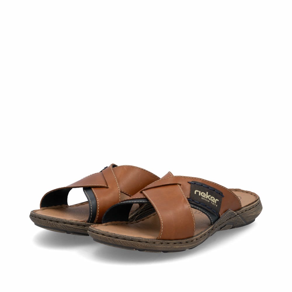 Braune Rieker Herren Pantoletten 22099-25 mit der Komfortweite G 1/2. Schuhpaar seitlich schräg.