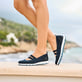 Blaue Rieker Ballerinas L3053-14 mit Gummizug sowie herausnehmbarer Einlegesohle. Schuh am Model.
