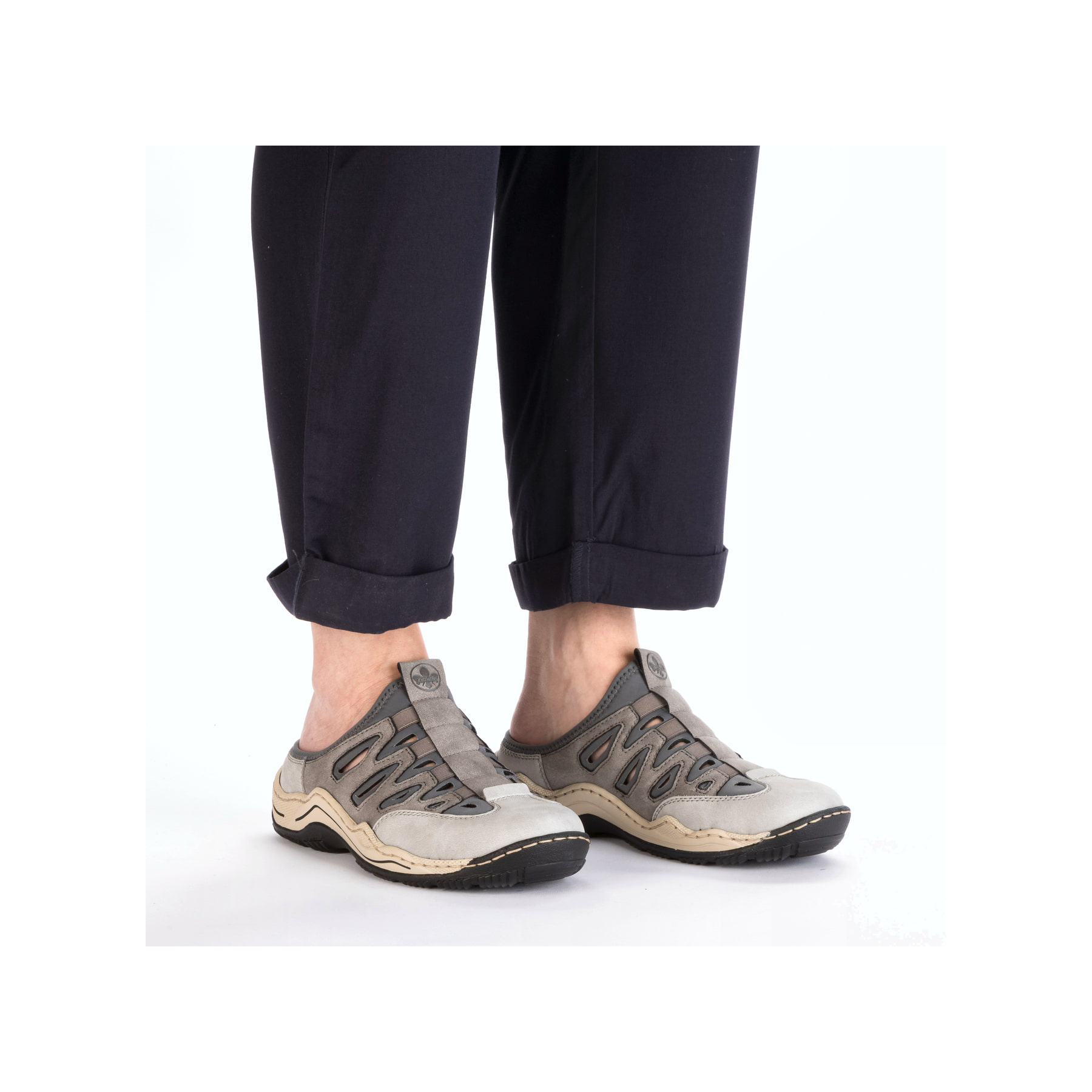 Graue Rieker Damen Clogs L0559-40 mit Gummizug sowie schockabsorbierender Sohle. Schuh am Fuß.