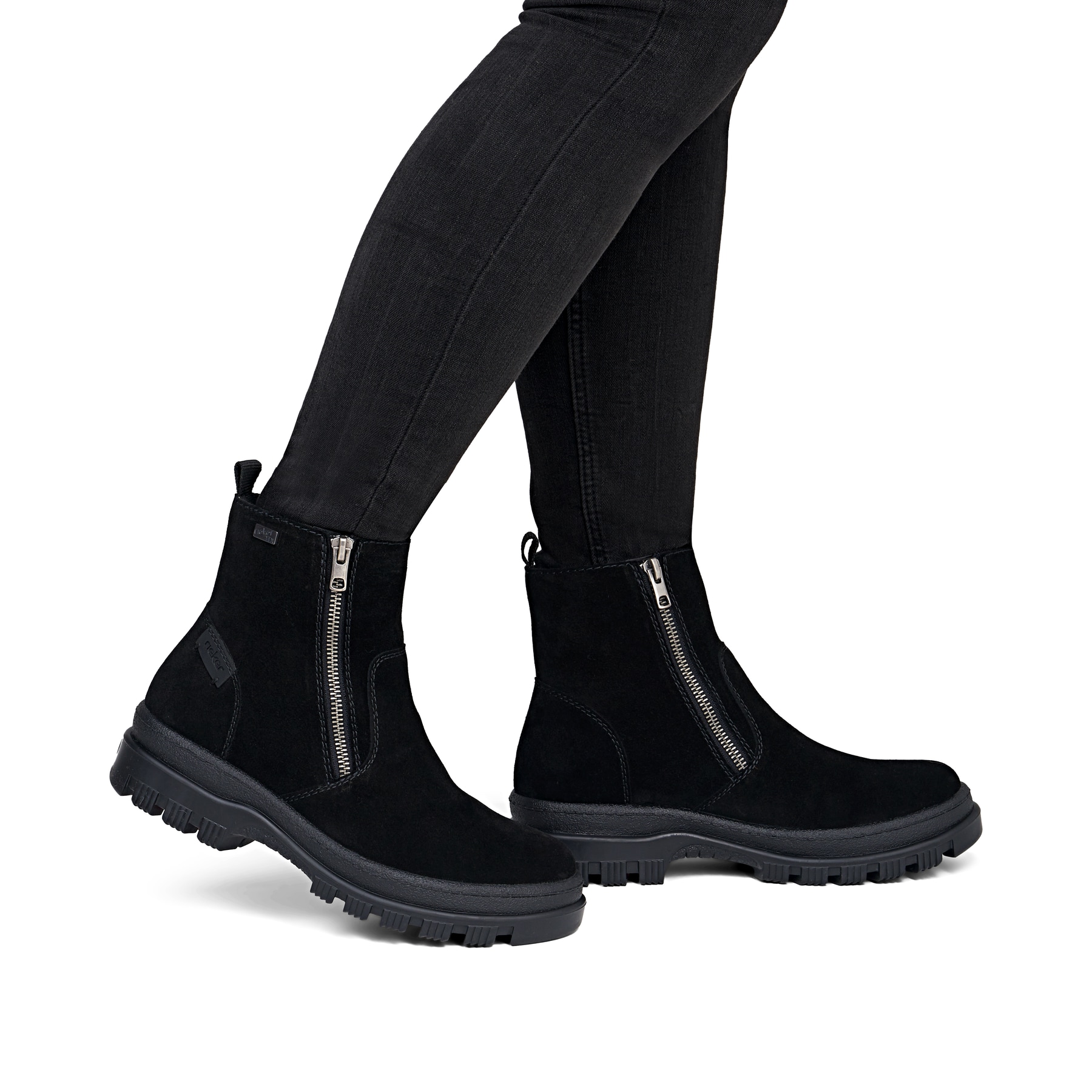Schwarze Rieker Damen Kurzstiefel X8251-00 aus Rauleder mit Flip-Grip Sohle. Schuh am Fuß.