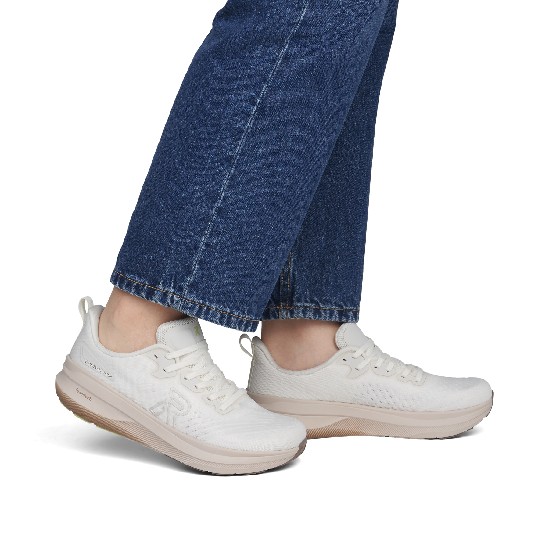 Weisse Rieker Sport Damen Sneaker Low W4301-80. Schuh am Fuß.
