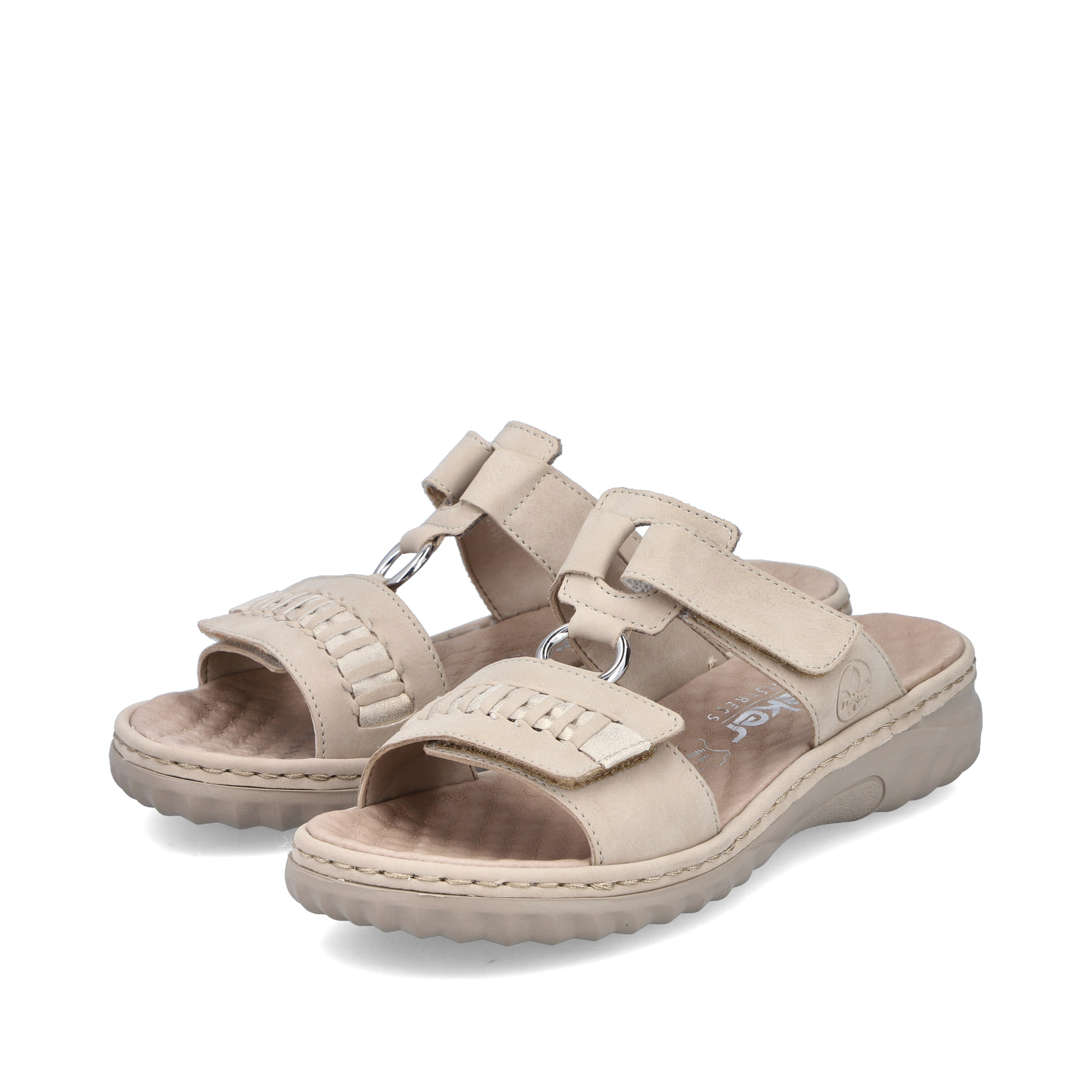 Beige Rieker Damen Pantoletten 60481-62 mit einem Klettverschluss. Schuhpaar seitlich schräg.
