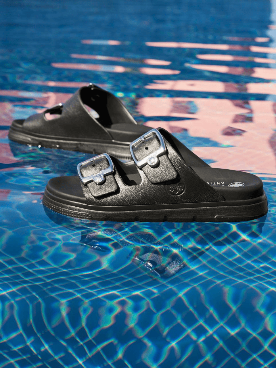 Des claquettes noirs P2180-00 pour femmes de Rieker.