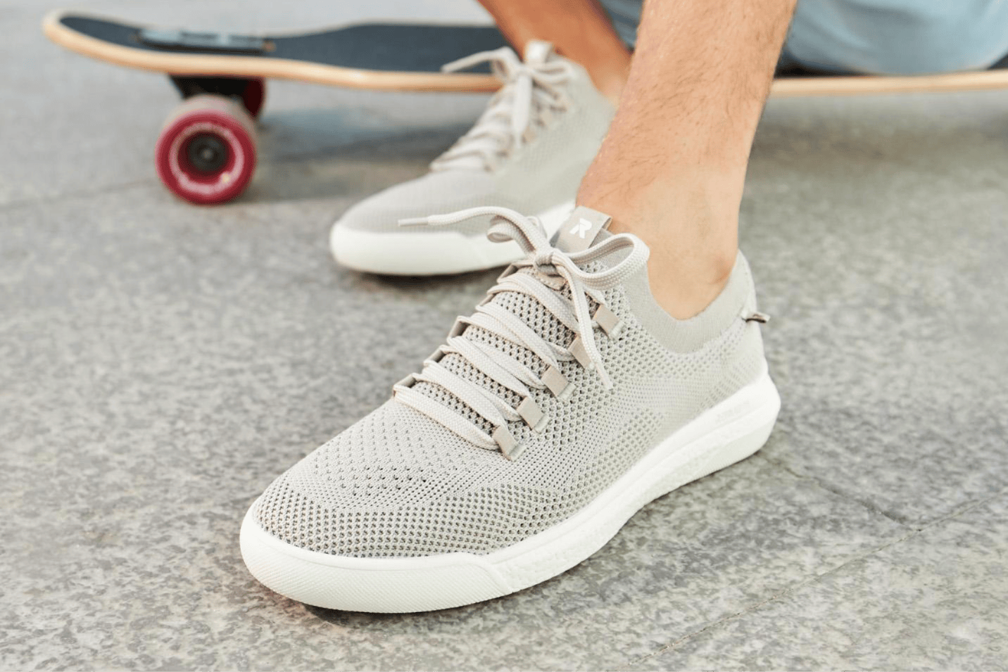 Mann trägt beige unisex Schuhe u1103-62 von Rieker.