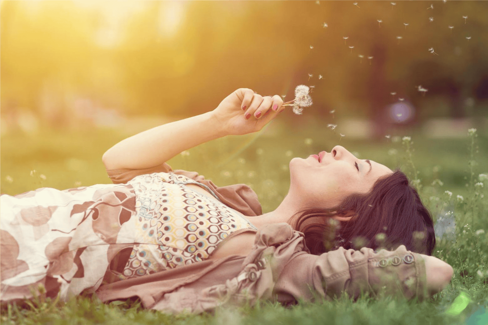 Femme allongée sur le dos dans une prairie.