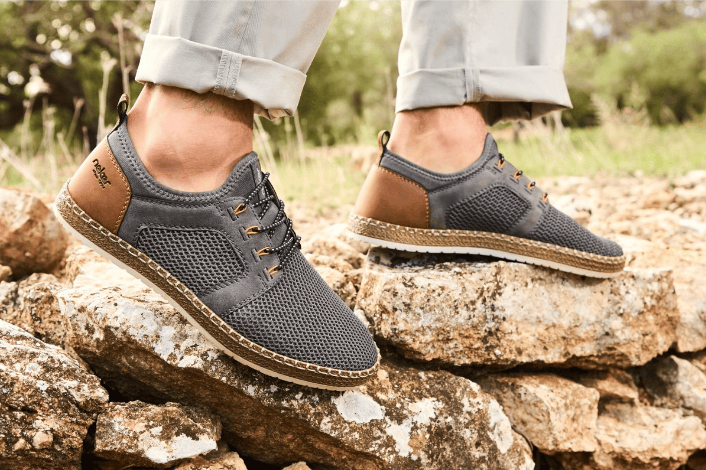 Mann trägt Slipper b5252-45 von Rieker im Boho Style.