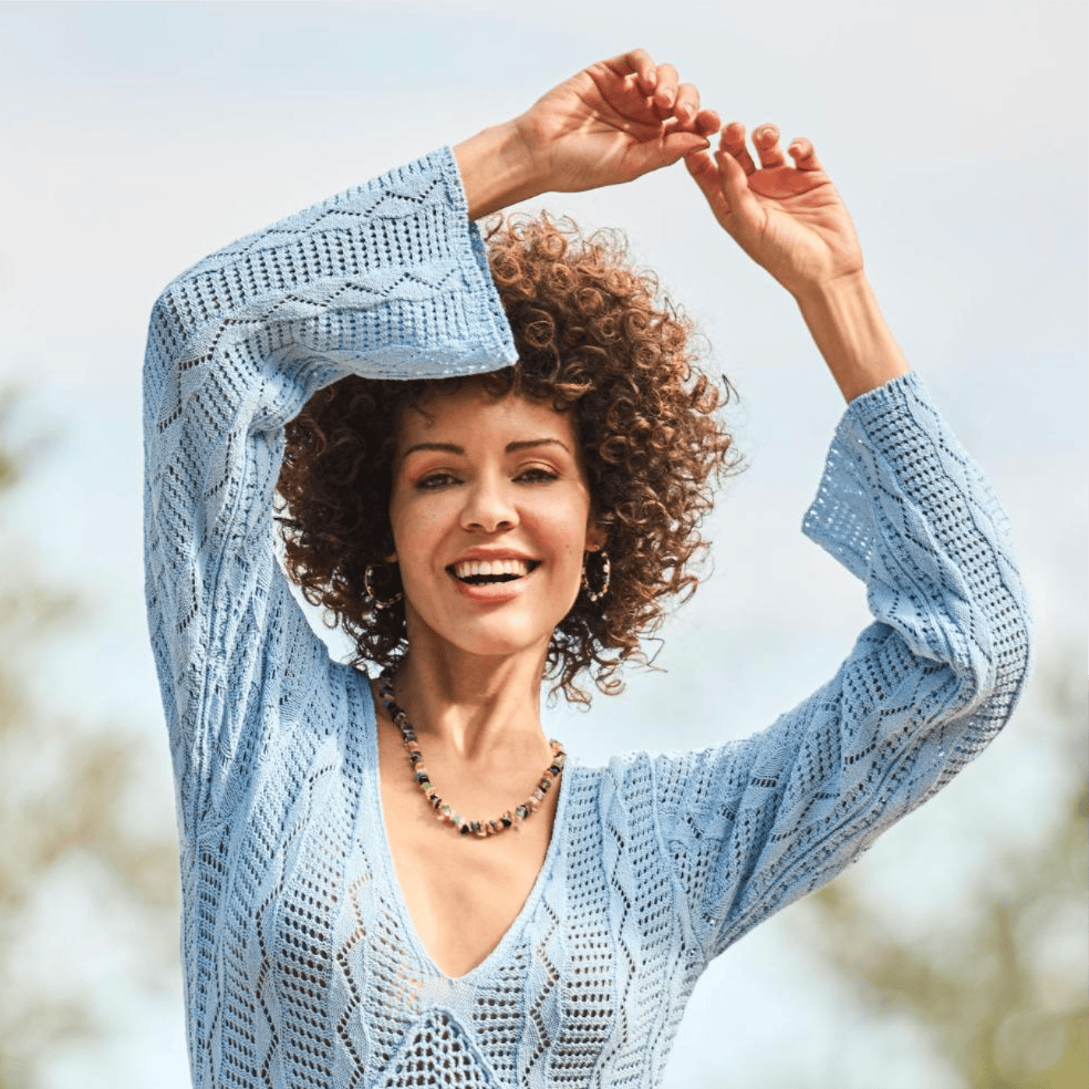 Une femme porte des chaussures de Rieker