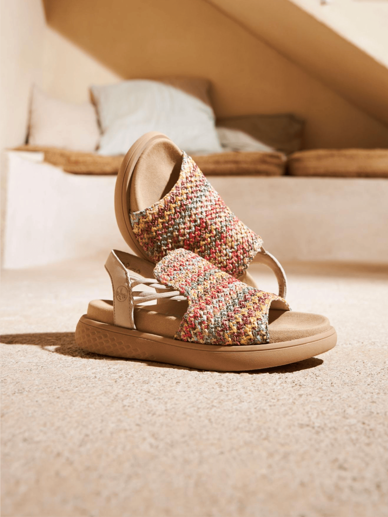 Des sandales à lanières V1541-90 pour femme de Rieker.