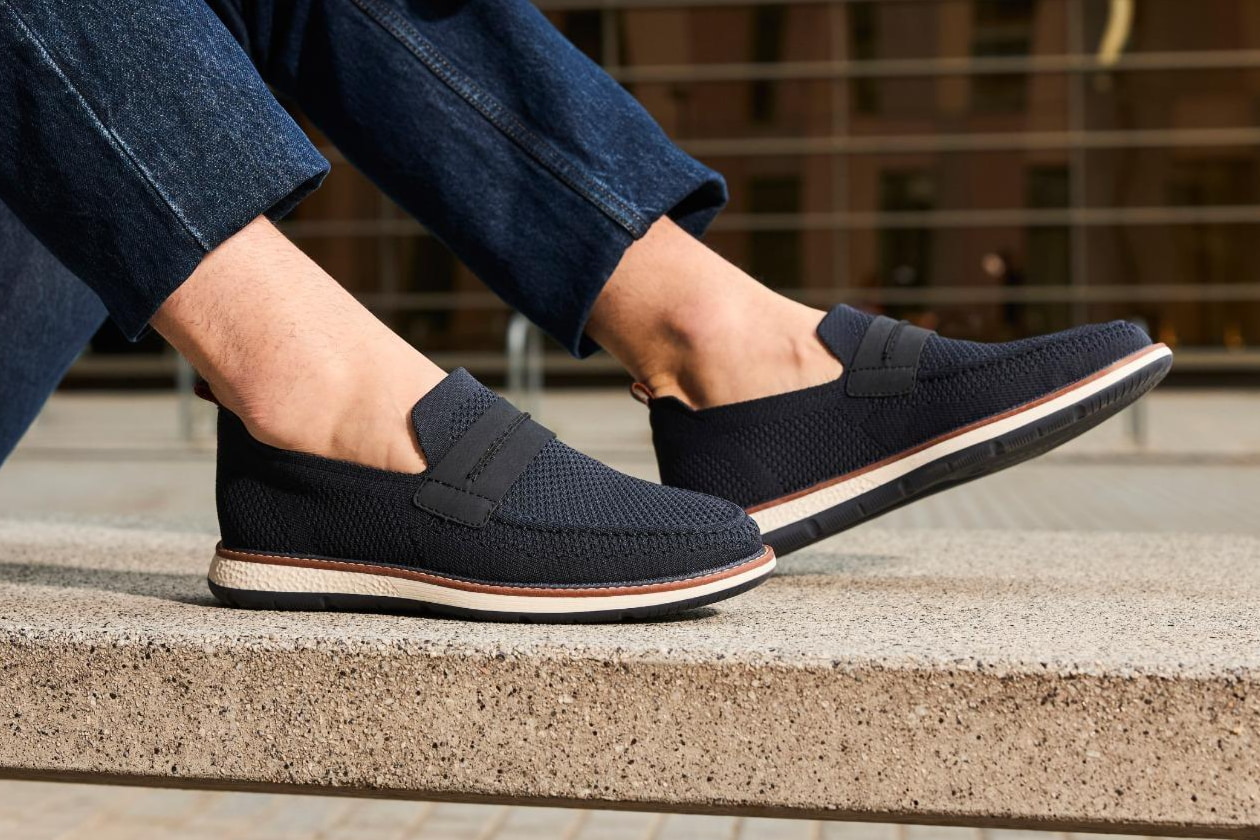 Homme portant des chaussures de ville 04451-14 de Rieker.