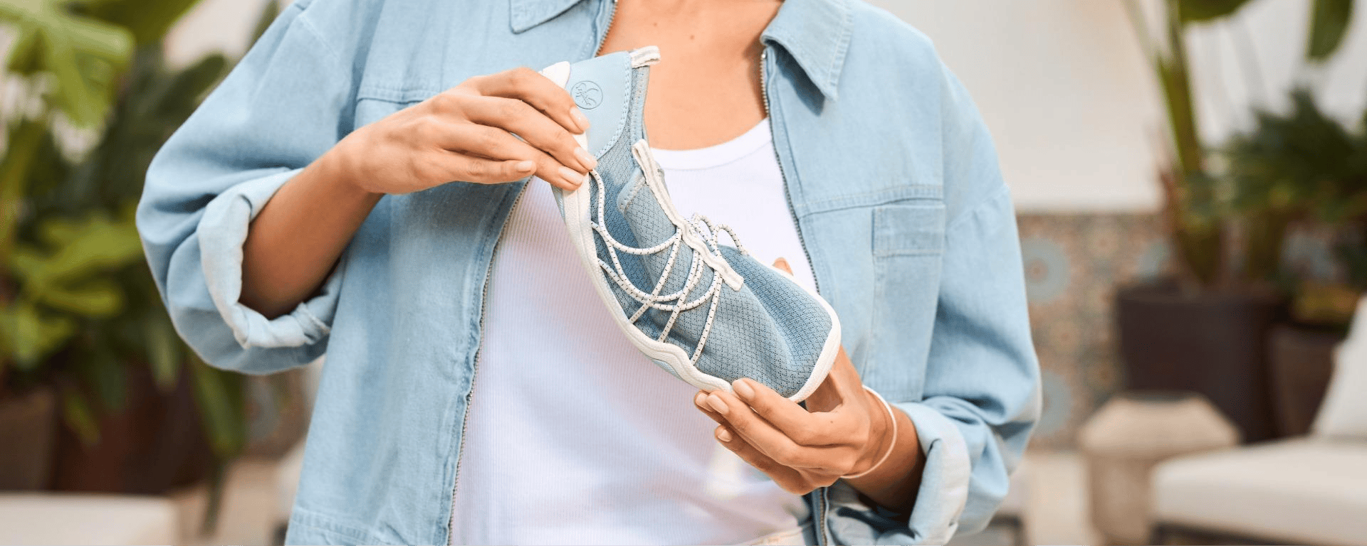 La femme tient des mocassins élastiques 45260-10.