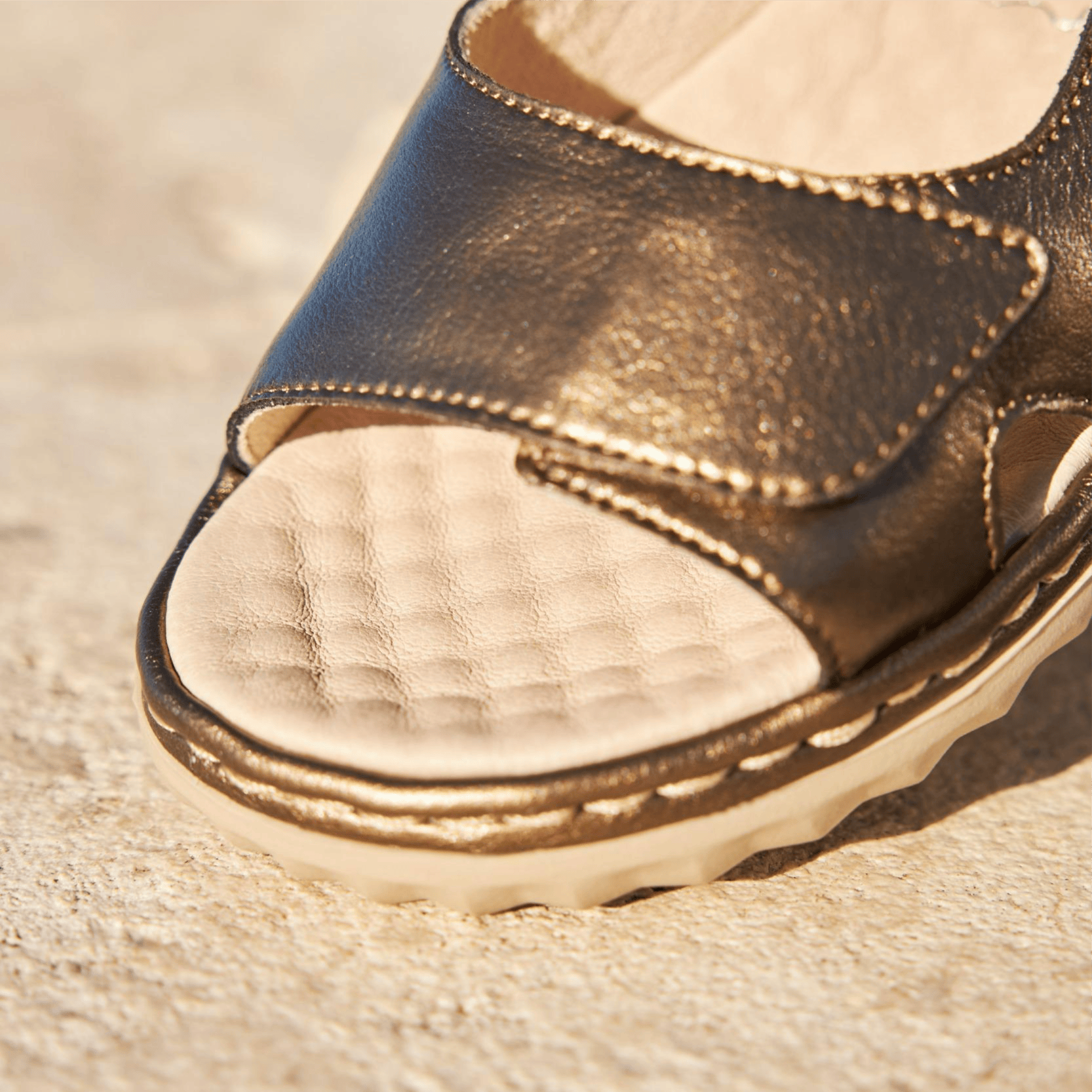 Détail de la semelle à picots Rieker sur la sandale à lanières 60462-90.