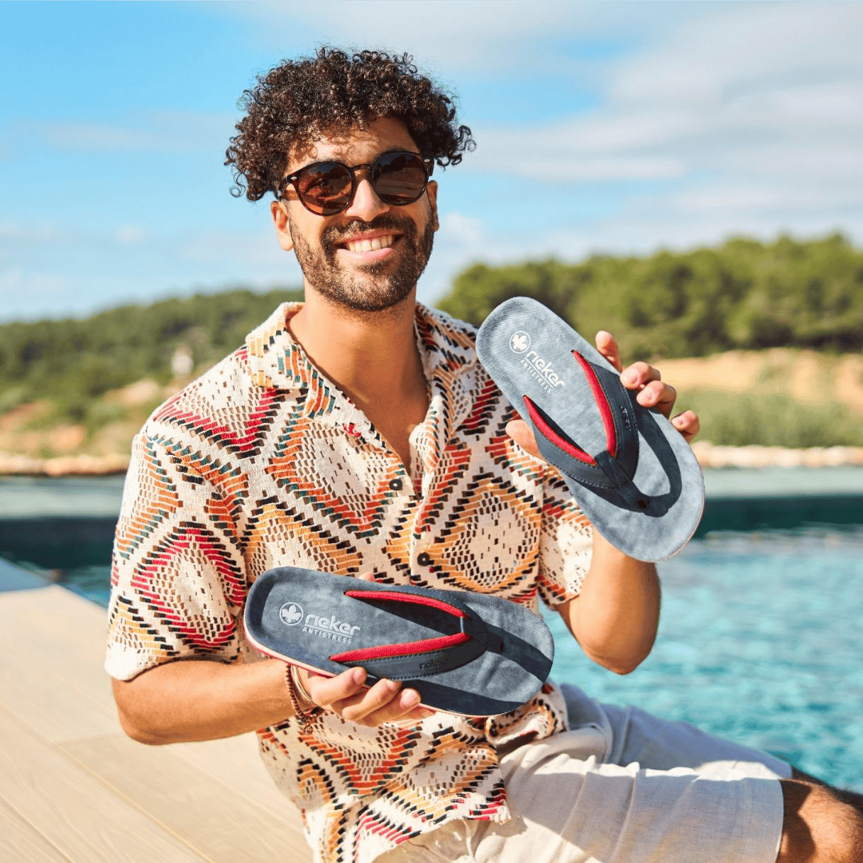 L\'homme tient les tongs pour hommes Rieker 20151-14.