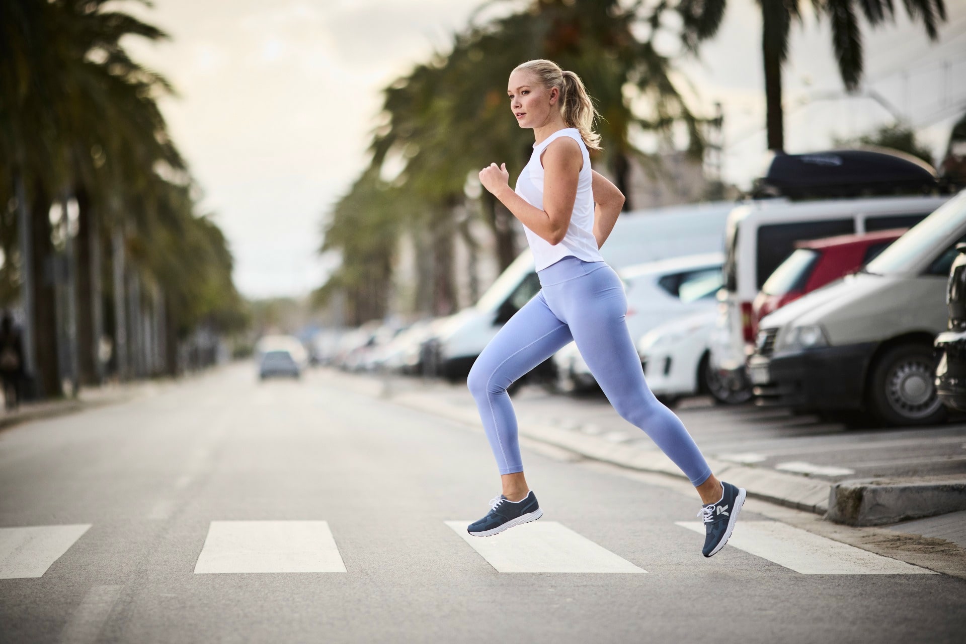 Une femme fait son jogging en portant Rieker Preston M9000-12.
