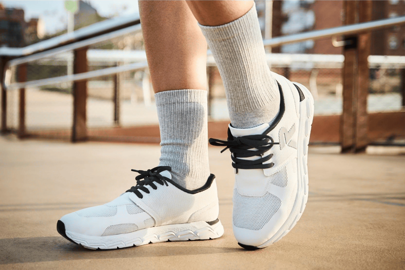 Femme courant avec des chaussures blanches Rieker Preston m9000-80 pour femmes.