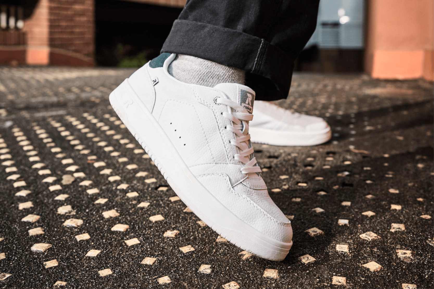 Mann trägt weiße Herren Sneaker low u1902-80.