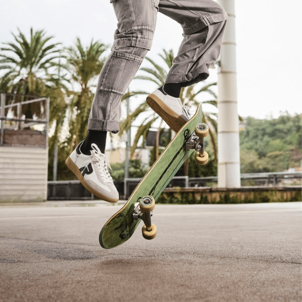 L\'homme porte des baskets San Diego U2200-83 de Rieker et saute avec son skateboard.
