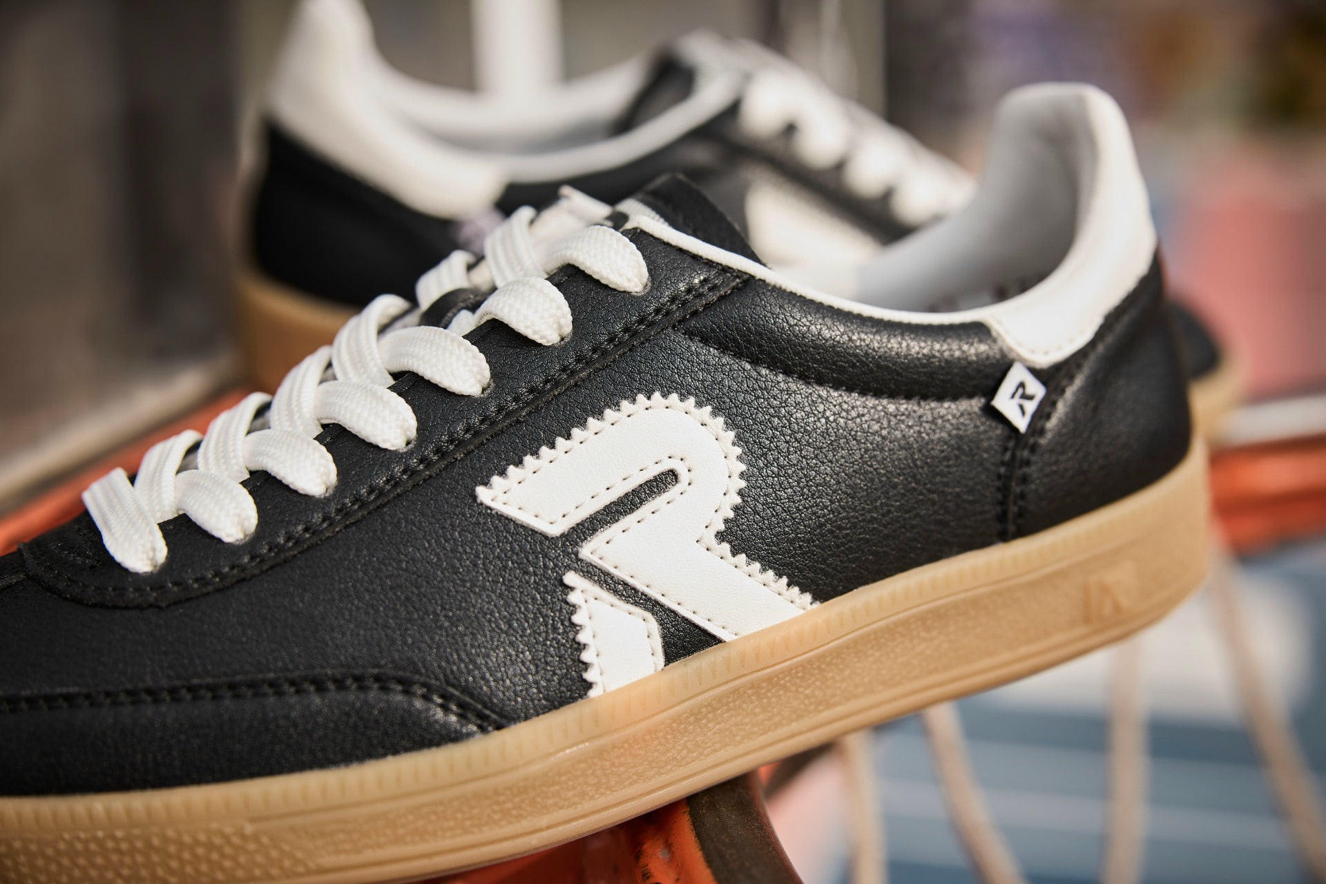 Detail der Rieker Unisex Sneaker w2200-00 der San Diego Linie