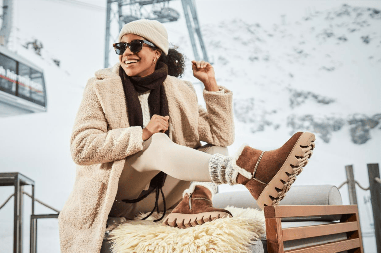 Frau trägt Winterschuhe mit Fell w2071-20 von Rieker.