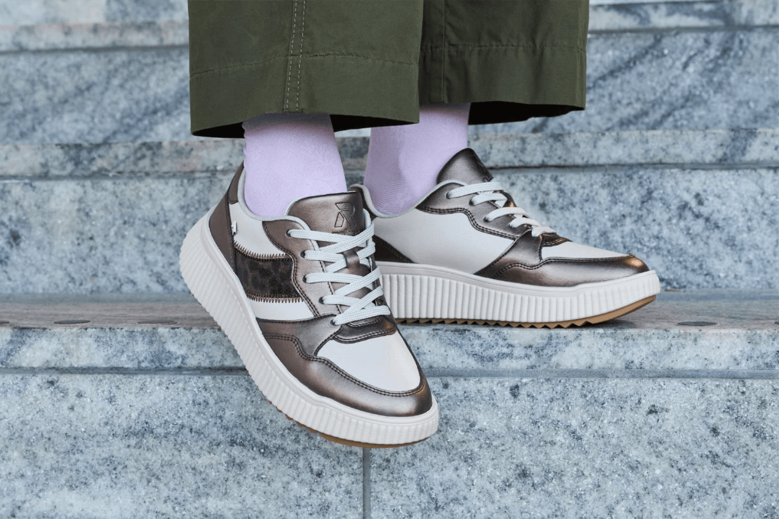 Femme portant de nouvelles baskets Rieker w1702-60.