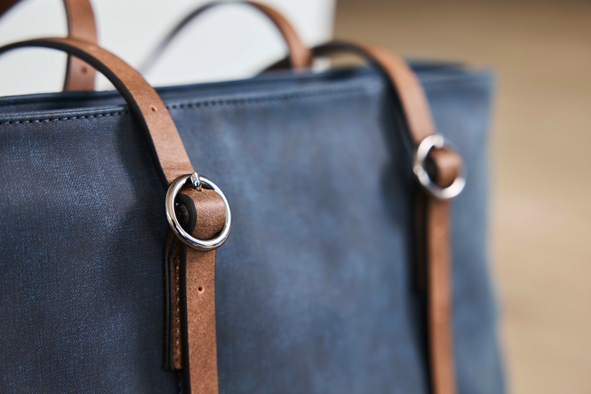 Blauer Rieker Shopper h1028-12 mit braunen Henkeln.