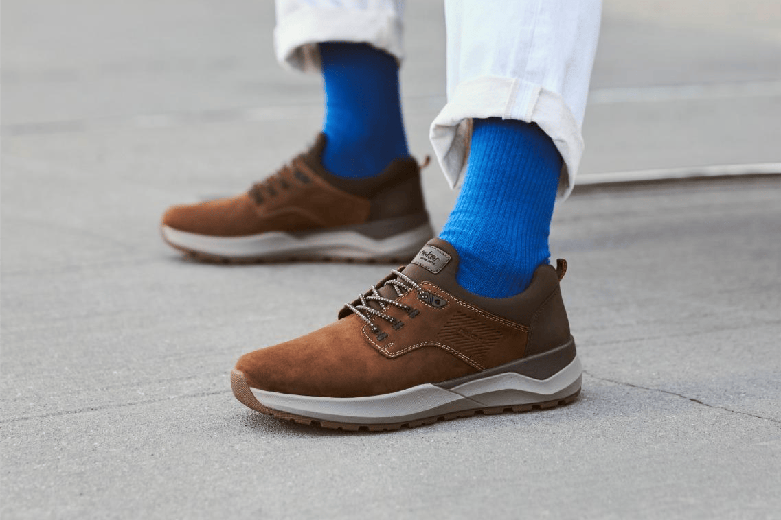 L\'homme porte des mocassins pour hommes 06050-22 de la nouvelle collection de Rieker.