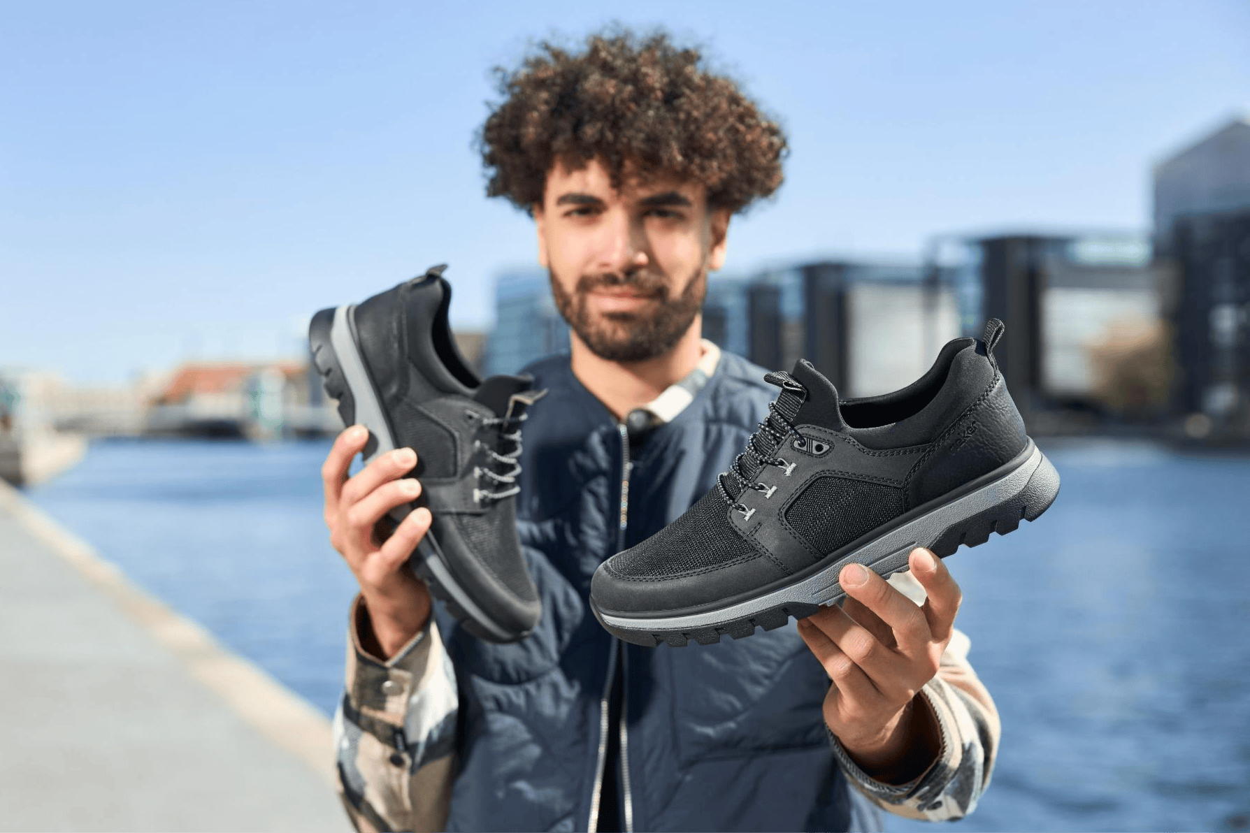 L\'homme tient dans sa main les nouveaux mocassins b9351-00 de Rieker.