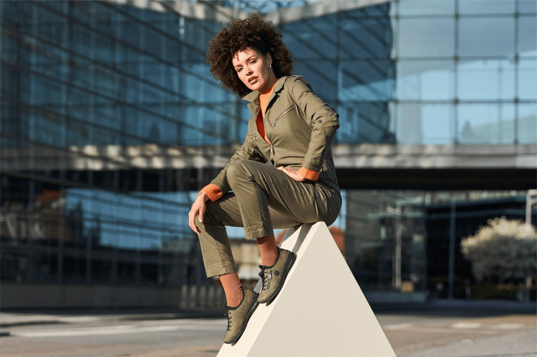 Femme portant des mocassins verts pour femmes n3267-54 de la nouvelle collection d\'automne de Rieker.